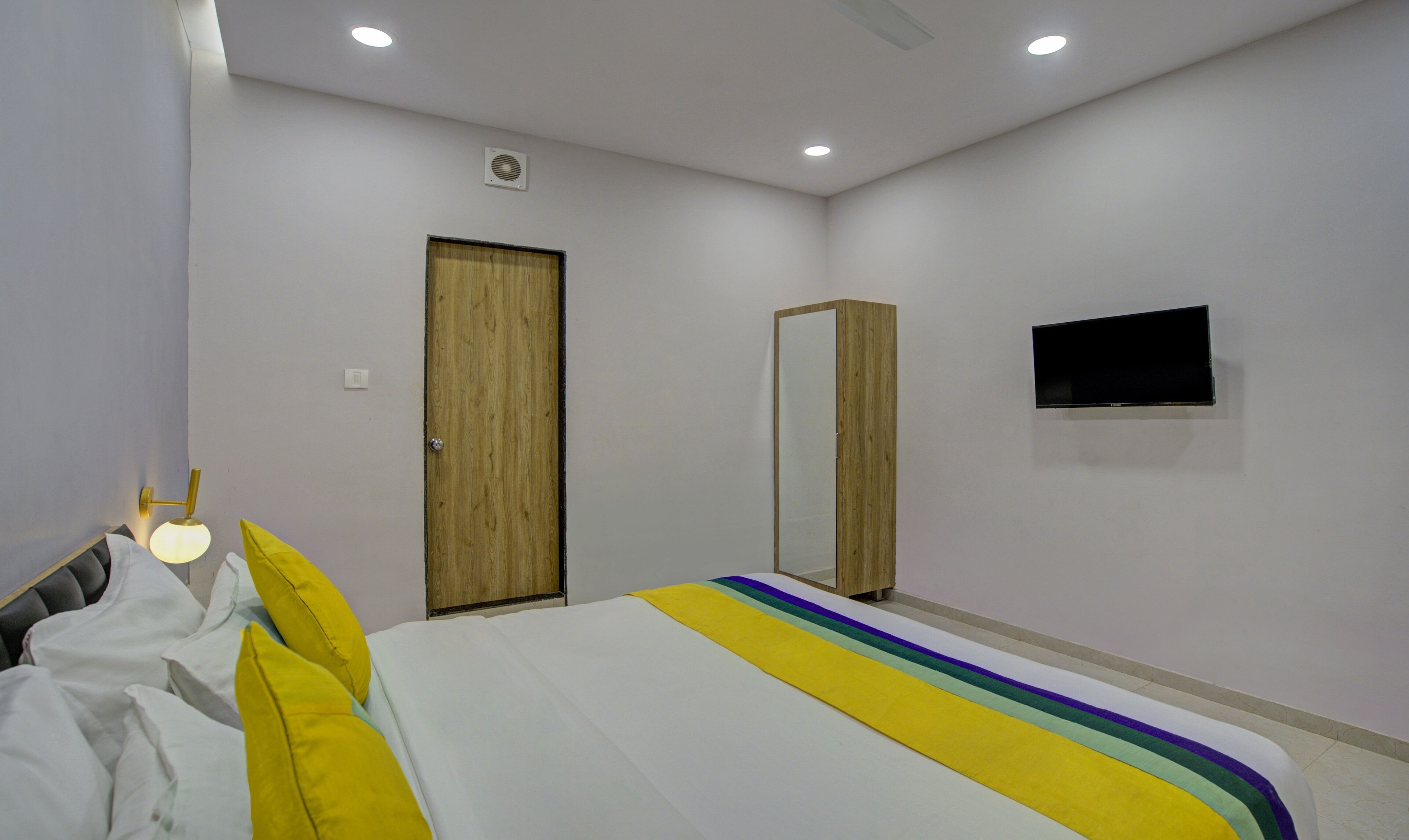 standard room with hi speed internet & working desk | desk, soundproofing, bed sheets