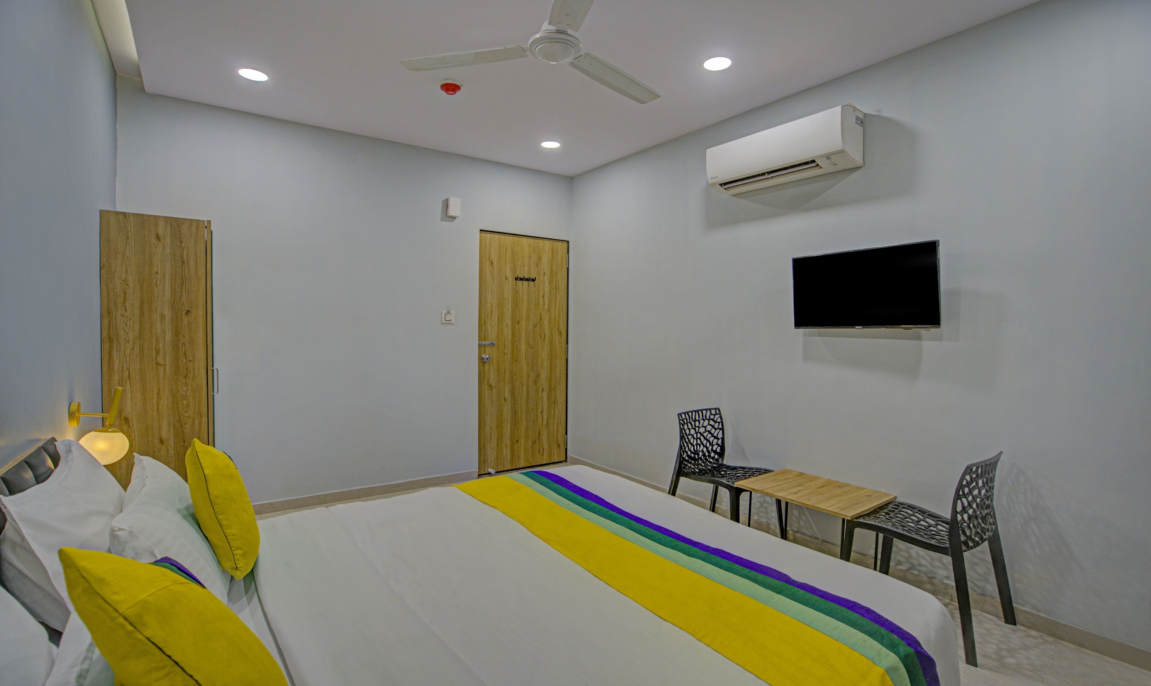 standard room with hi speed internet & working desk | desk, soundproofing, bed sheets