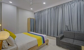 Desk, soundproofing, bed sheets - Itsy Hotels Natasha, Vesu, Surat (Surat)