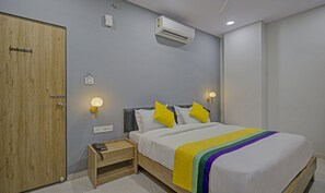 Desk, soundproofing, bed sheets - Itsy Hotels Natasha, Vesu, Surat (Surat)