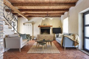 TV, fireplace, foosball - Villa Azur – Private pool, wellness, and spacious garden (Muntic)