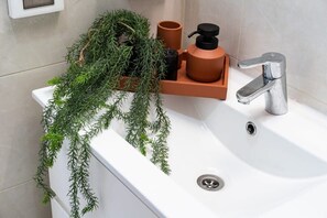 Badewanne, Haartrockner, Handtücher
