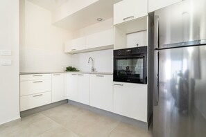 Frigorífico, microondas, horno y placa de cocina