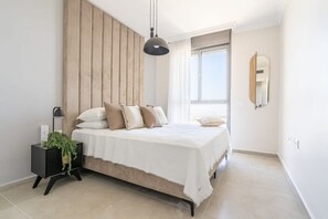 1 Schlafzimmer, Schreibtisch, Bügeleisen/Bügelbrett, Reisekinderbett