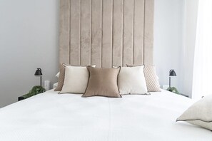 1 chambre, bureau, fer et planche à repasser, lit parapluie