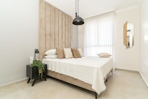 1 chambre, bureau, fer et planche à repasser, lit parapluie