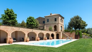Outdoor pool - Recently restored Villa in Tuscany, sleeps 12, sw.pool,  gym, big garden. (San Giovanni d' Asso)