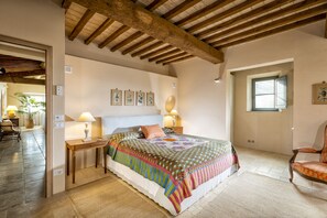 6 bedrooms, desk, iron/ironing board, travel crib