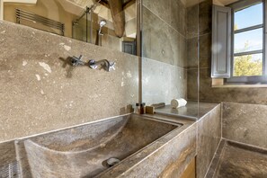Shower, eco-friendly toiletries, hair dryer, bidet - Recently restored Villa in Tuscany, sleeps 12, sw.pool,  gym, big garden. (San Giovanni d' Asso)