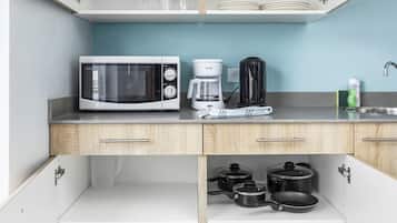 Refrigerador, microondas, parrilla de estufa y cafetera y tetera