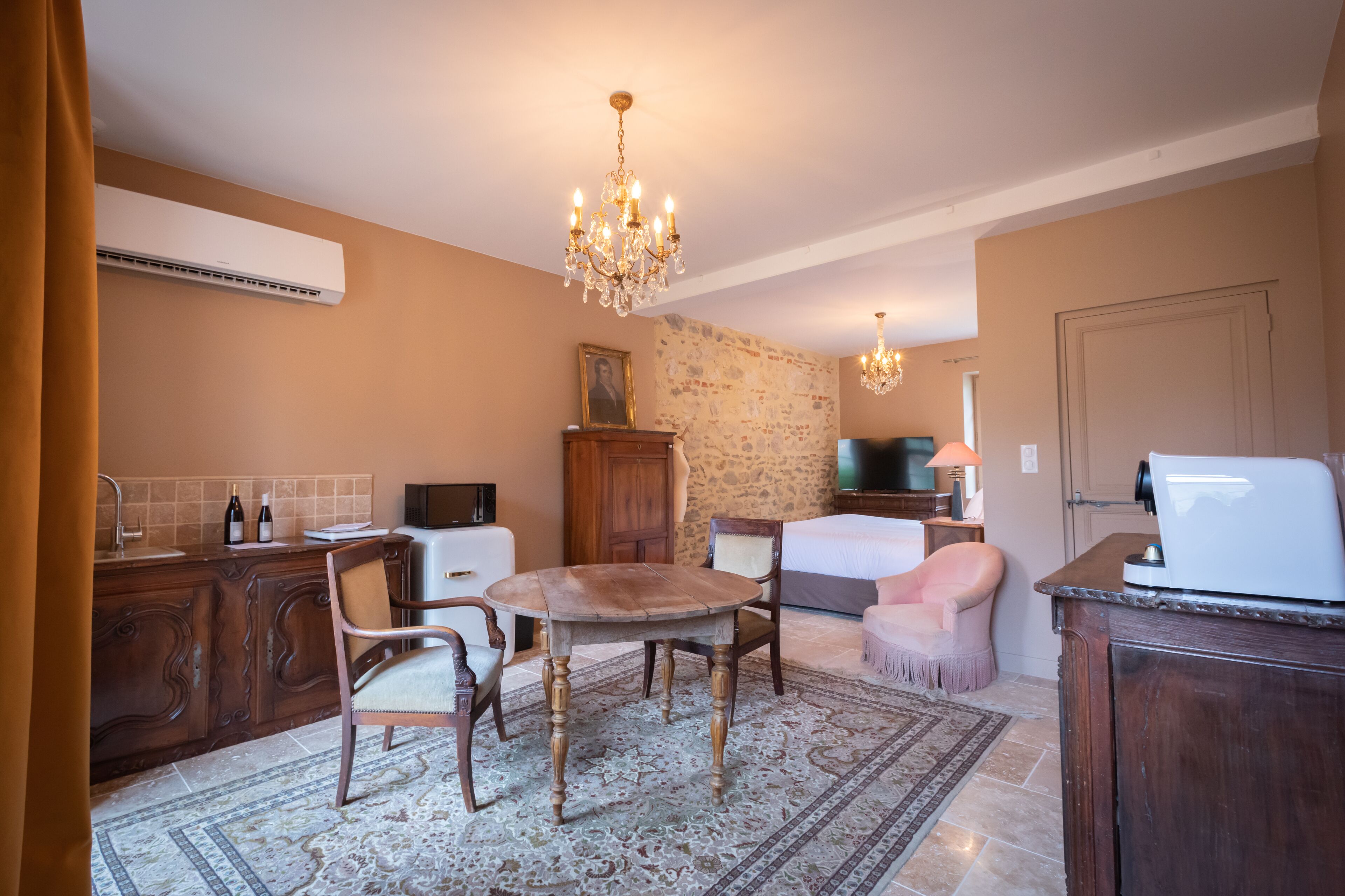 Deluxe tweepersoonskamer | Luxe beddengoed, een minibar, individueel gedecoreerd