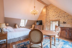 Luxury Suite | Premium bedding, minibar, individually decorated, individually furnished