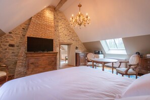 Luksussviitti | Ylelliset vuodevaatteet, minibaari, yksilöllisesti sisustettu