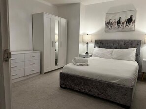 2 bedrooms, bed sheets - A Modern, Comfy Newly Remodeled 2BD House (Dagenham)