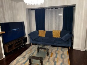 Living area - A Modern, Comfy Newly Remodeled 2BD House (Dagenham)