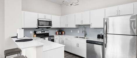 Kylskåp, mikrovågsugn, ugn och spishäll