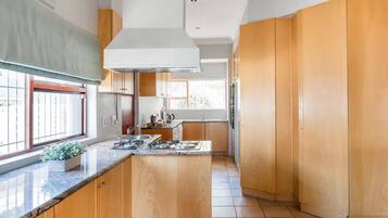 Basic House, Multiple Beds | Private kitchen | Fridge, microwave, oven, stovetop