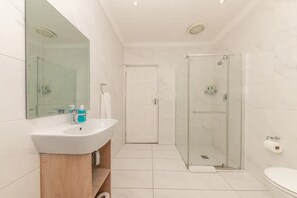 Appartamento Basic, letti multipli | Bagno | Asciugacapelli, asciugamani, sapone, shampoo