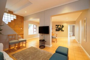 Departamento básico, varias camas | Área de sala de estar | Televisión 