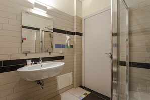 Superior kamer | Badkamer | Gratis toiletartikelen, een haardroger, een bidet, handdoeken