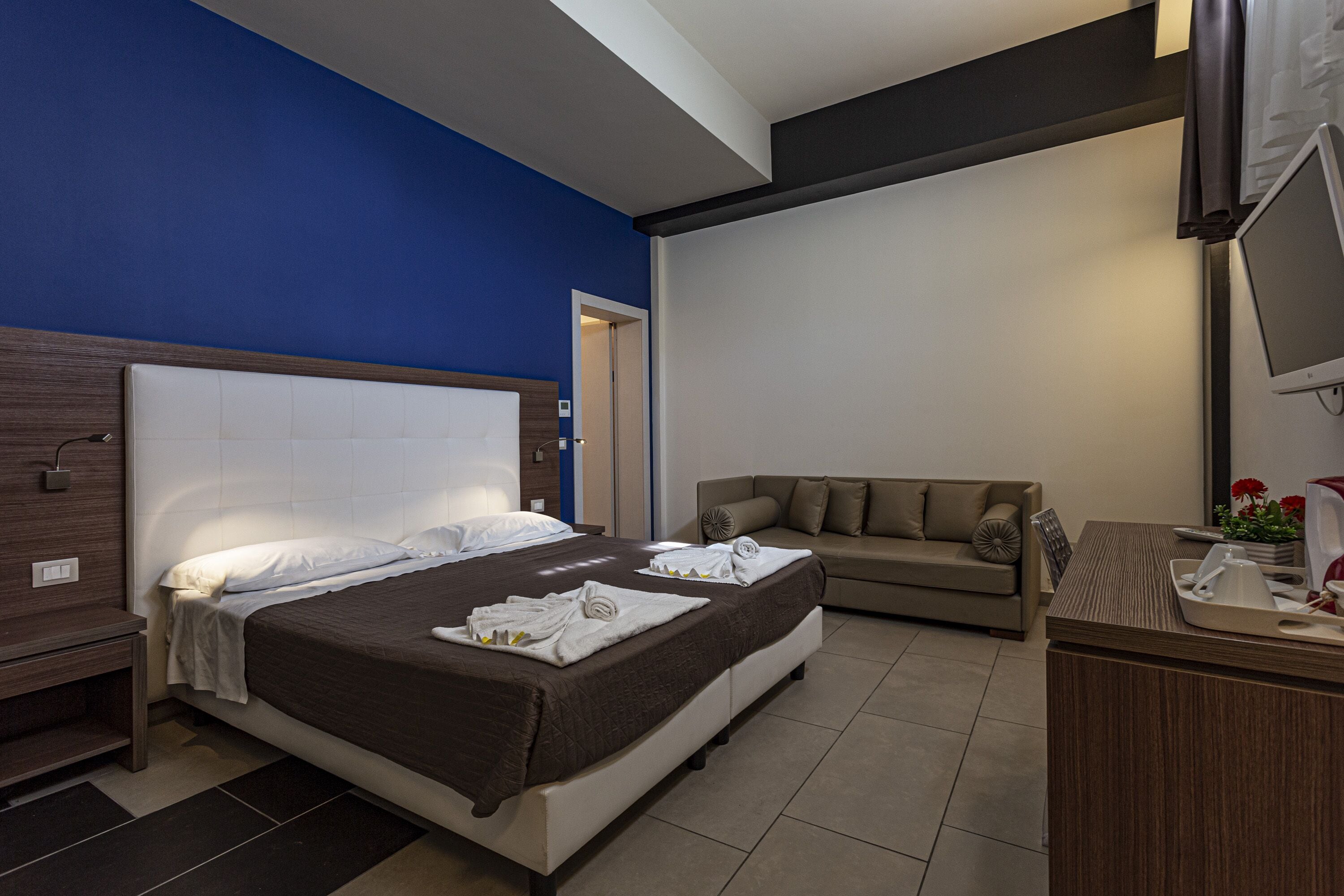 Superior Room | Egyptian cotton sheets, premium bedding, minibar, desk