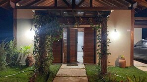 Villa | Property grounds - linda casa de campo nova em condominio (Quadra)