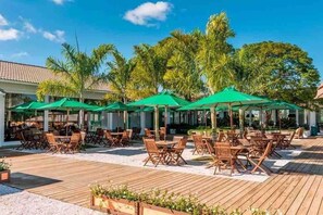 Villa | Restaurante al aire libre