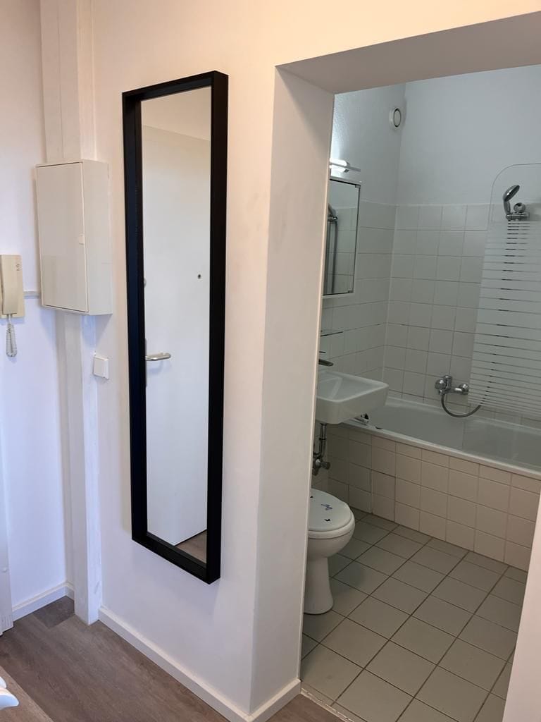 Un baño con inodoro, lavamanos y bañera.