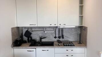 Appartement | Privékeuken | Een koelkast, een oven, een kookplaat, een koffiezetapparaat/waterkoker