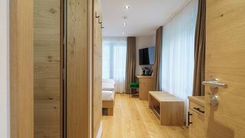 Habitación estándar doble | Escritorio, sistema de insonorización, cunas (de pago) y wifi gratis