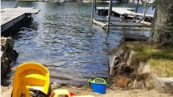 Perto da praia, espreguiçadeiras, toalhas de praia