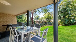 Outdoor dining - Trumpeter (Corlette)