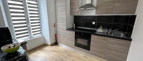 Een koelkast, een magnetron, een oven, een kookplaat