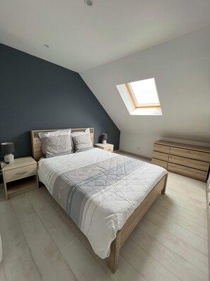 3 habitaciones, tabla de planchar con plancha y cuna de viaje 