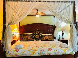 Cubrecamas y caja de seguridad en la habitación 