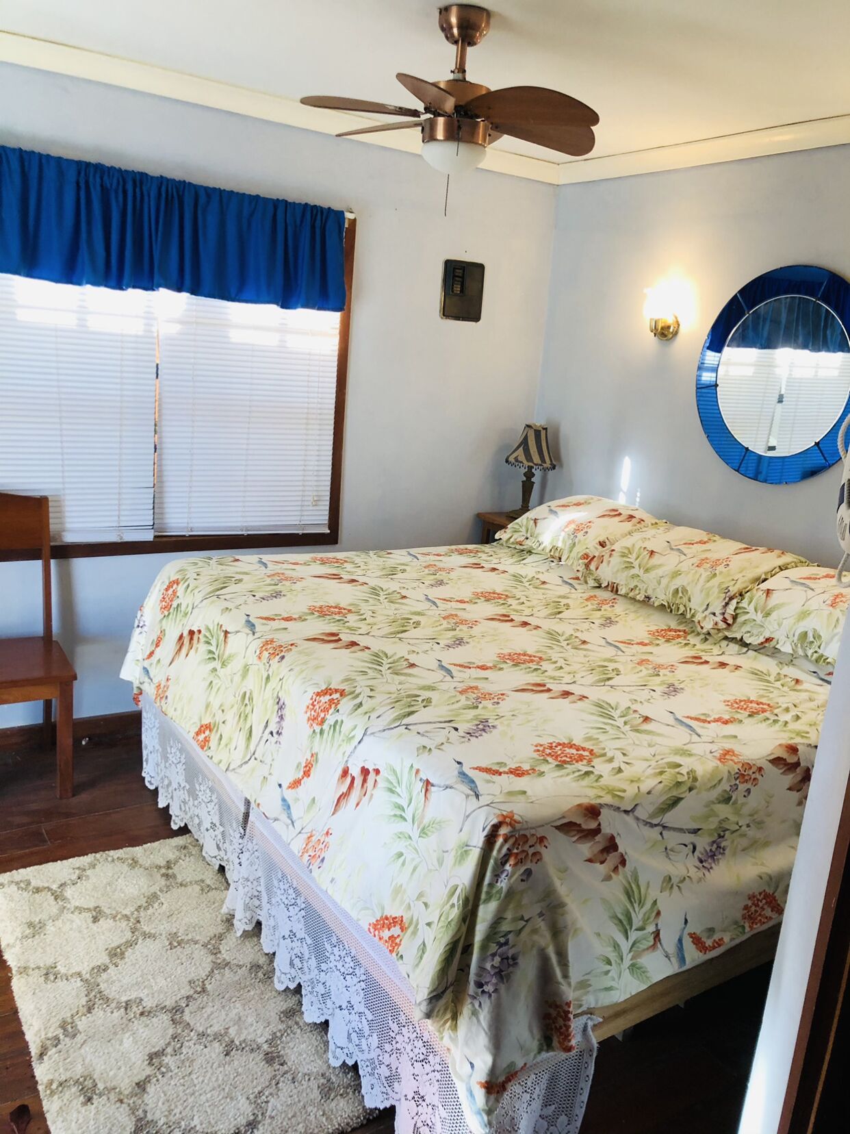 Habitación individual romántica | Edredón y caja de seguridad en la habitación 