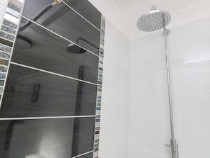 Shower - Tennyson View (Totland Bay)