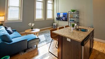 Premium Apartment | Private kitchen | Full-sized fridge, microwave, oven, stovetop