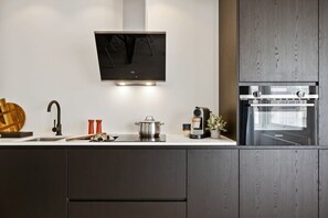 冷蔵庫、電子レンジ、オーブン、コンロ