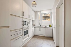 KĂŒhlschrank, Mikrowelle, Ofen, Herdplatte