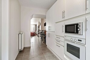 KĂŒhlschrank, Mikrowelle, Ofen, Herdplatte