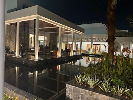 Televisión LED de 55 pulgadas con canales por satélite, una chimenea. Pramod Lands End Resort, a Member of Radisson Individuals