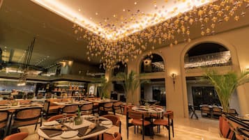 2 nhà hàng, phục vụ bữa sáng