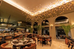 2 restaurantes, se sirve desayuno 