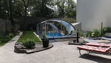 Een buitenzwembad, een verwarmd zwembad