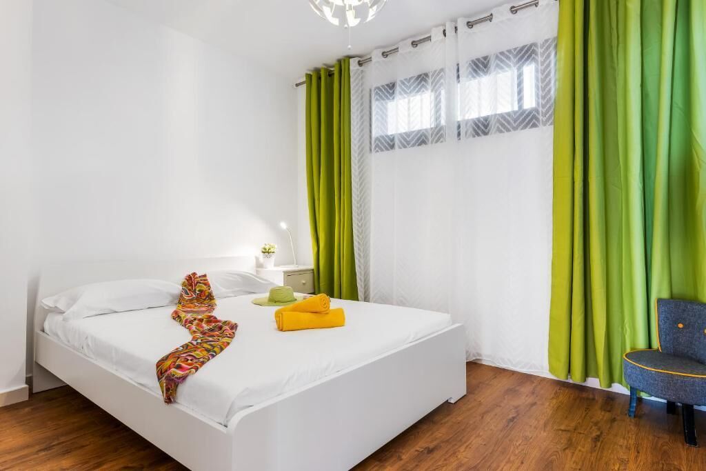 Centrally located luxury apartment located in Adeje with sea view.