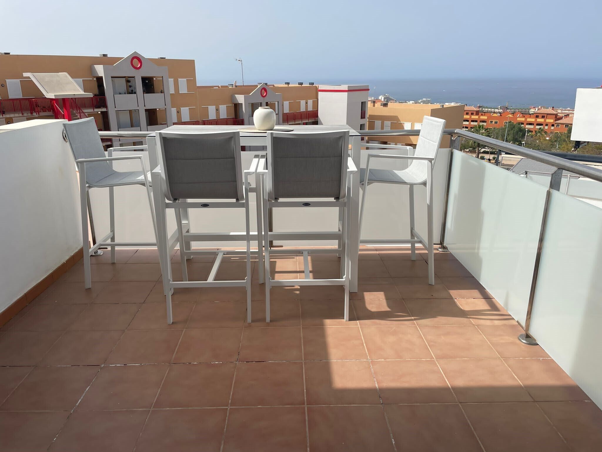 Centrally located luxury apartment located in Adeje with sea view.