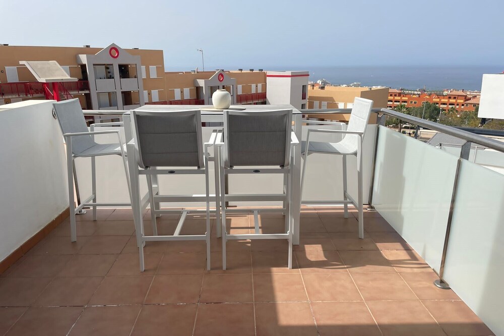 Centrally located luxury apartment located in Adeje with sea view.