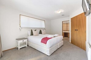 4 bedrooms, iron/ironing board, WiFi, bed sheets
