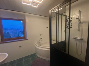 Hair dryer, towels, toilet paper - Spacious and peaceful apartment in house (Orchamps-Vennes)